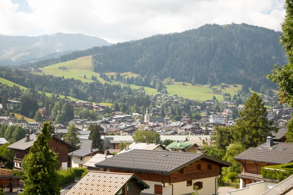 Vue plongeante sur Megève et les montagnes qui l'entourent
