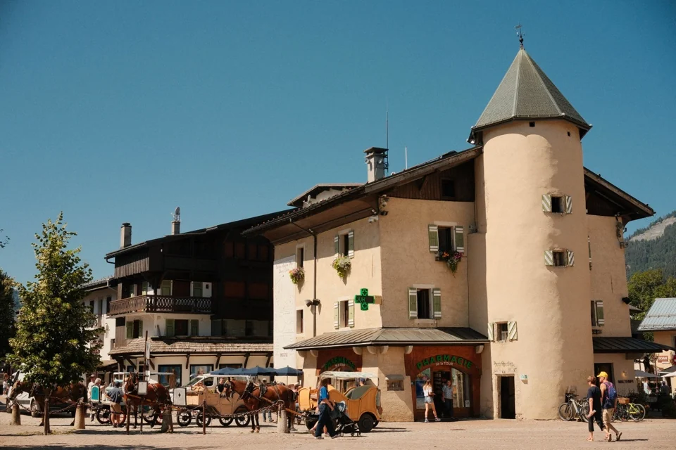 La place du village, sa tour ronde et ses calèches