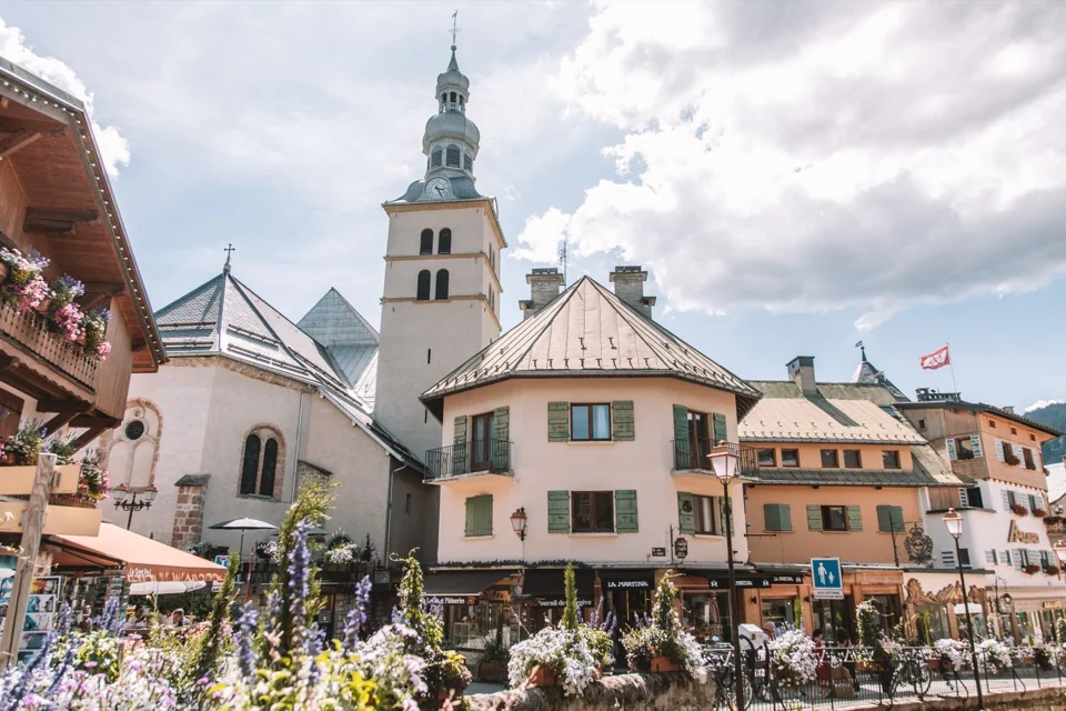 L'église de Megève et les maisons du centre, au milieu des fleurs