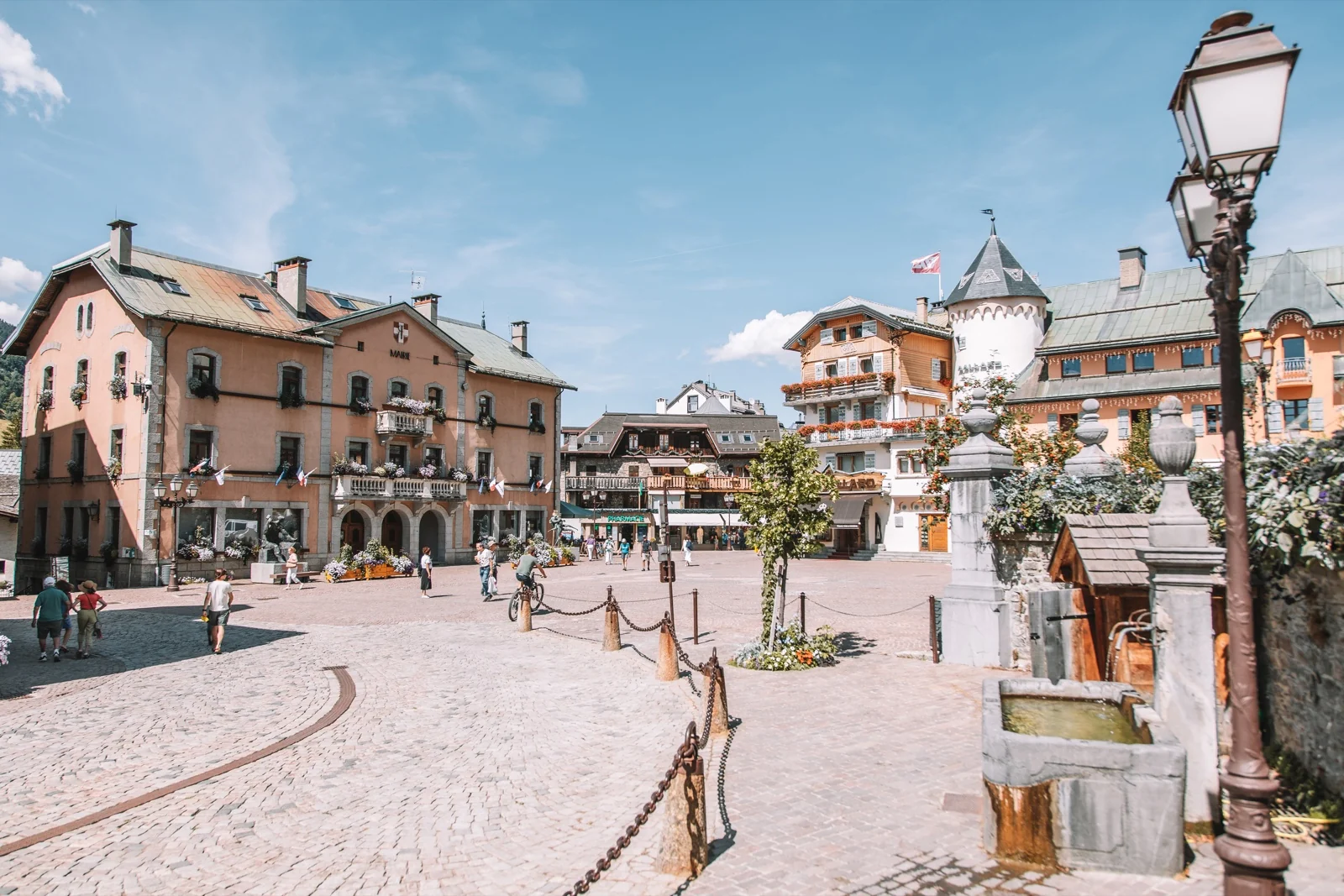 La place du village de Megève, fleurie et ensoleillée